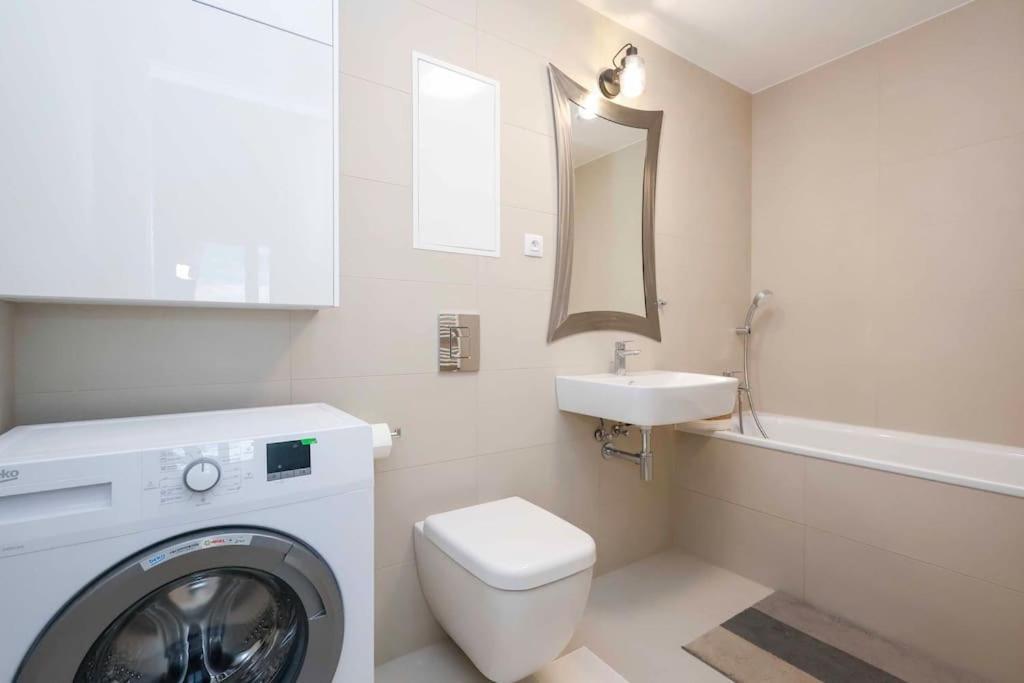Danubius One - Spacious Apartment W Free Parking Pressburg Exterior foto
