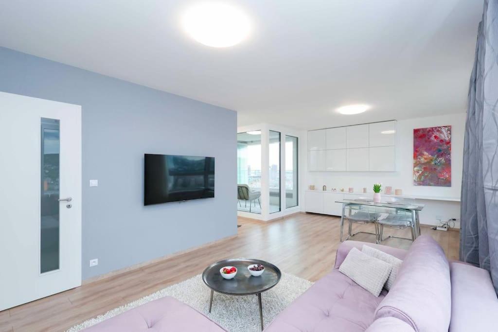 Danubius One - Spacious Apartment W Free Parking Pressburg Exterior foto