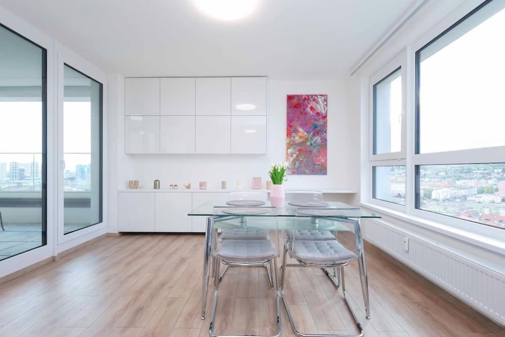 Danubius One - Spacious Apartment W Free Parking Pressburg Exterior foto