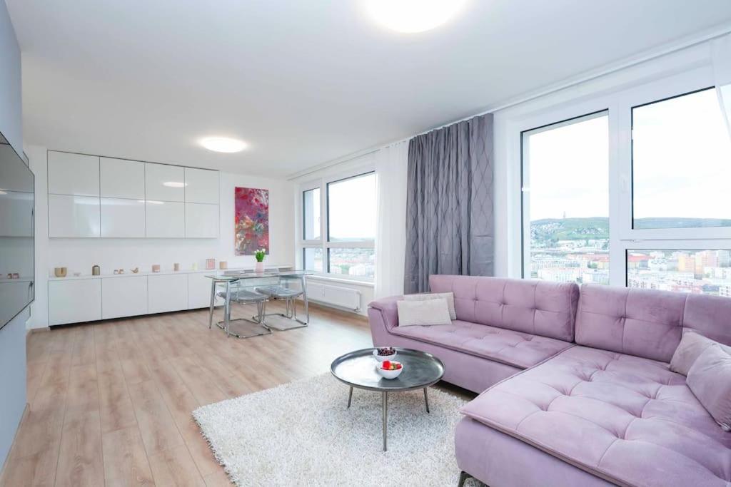 Danubius One - Spacious Apartment W Free Parking Pressburg Exterior foto