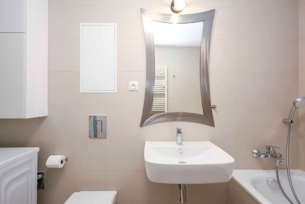 Danubius One - Spacious Apartment W Free Parking Pressburg Exterior foto