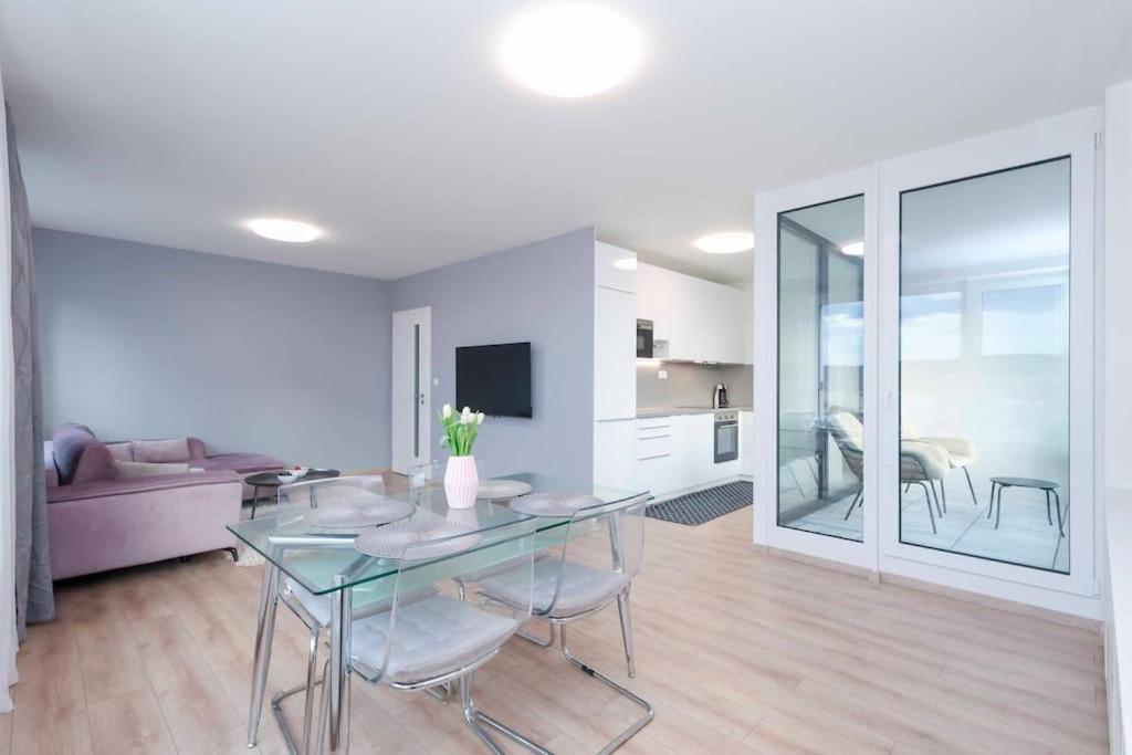 Danubius One - Spacious Apartment W Free Parking Pressburg Exterior foto
