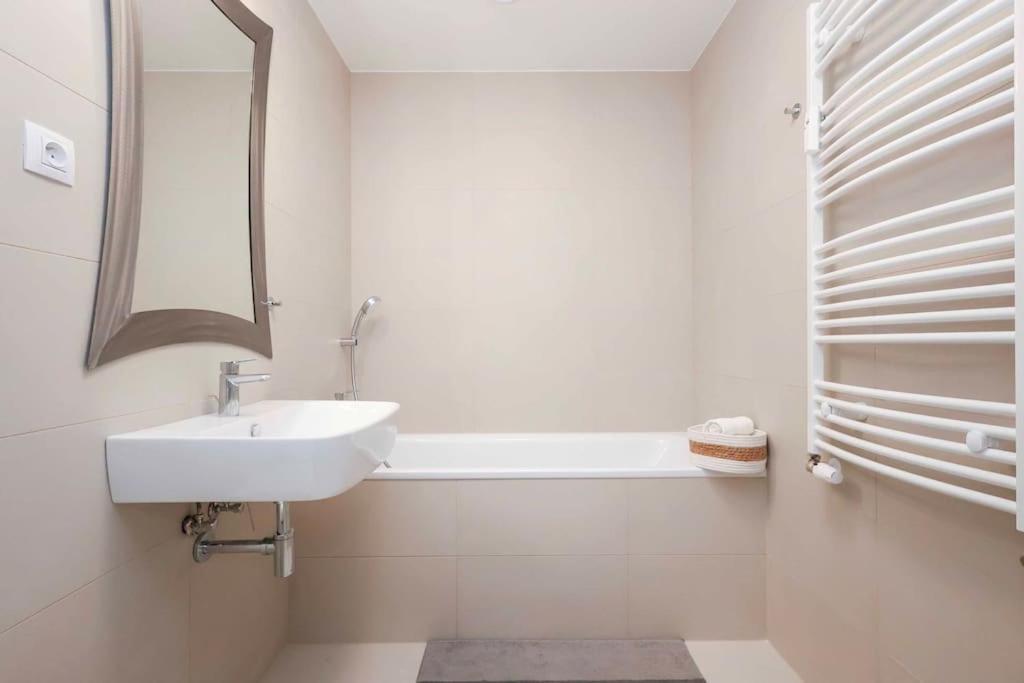 Danubius One - Spacious Apartment W Free Parking Pressburg Exterior foto