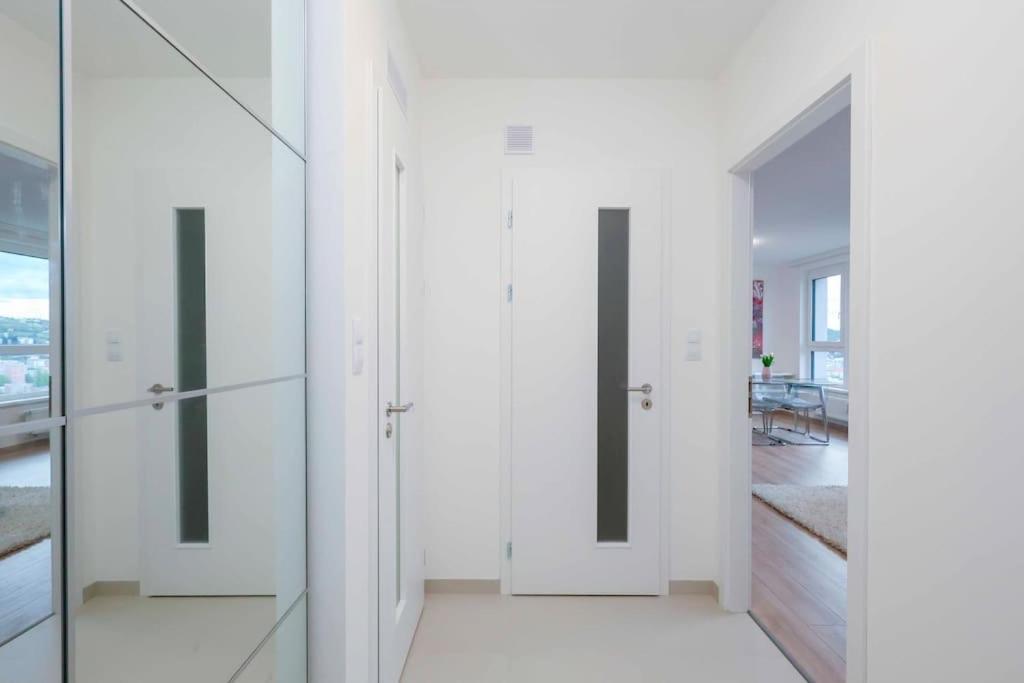 Danubius One - Spacious Apartment W Free Parking Pressburg Exterior foto