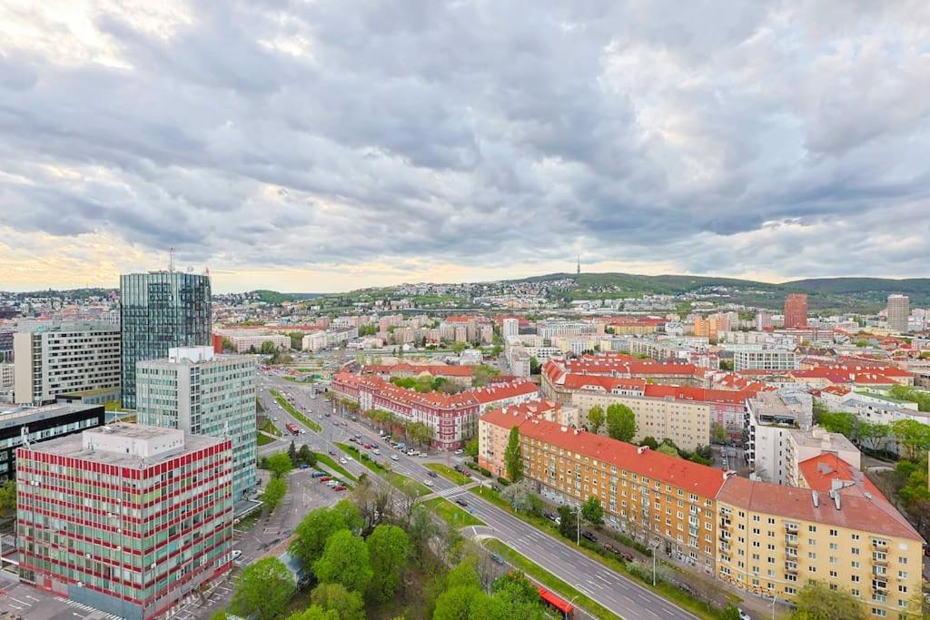 Danubius One - Spacious Apartment W Free Parking Pressburg Exterior foto