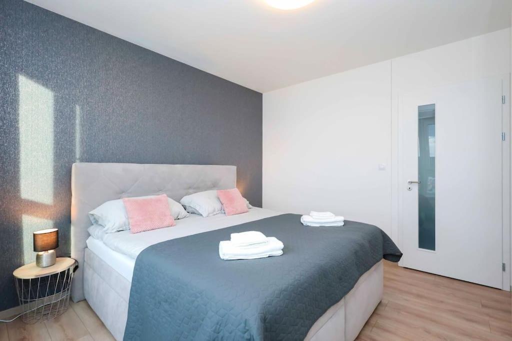 Danubius One - Spacious Apartment W Free Parking Pressburg Exterior foto