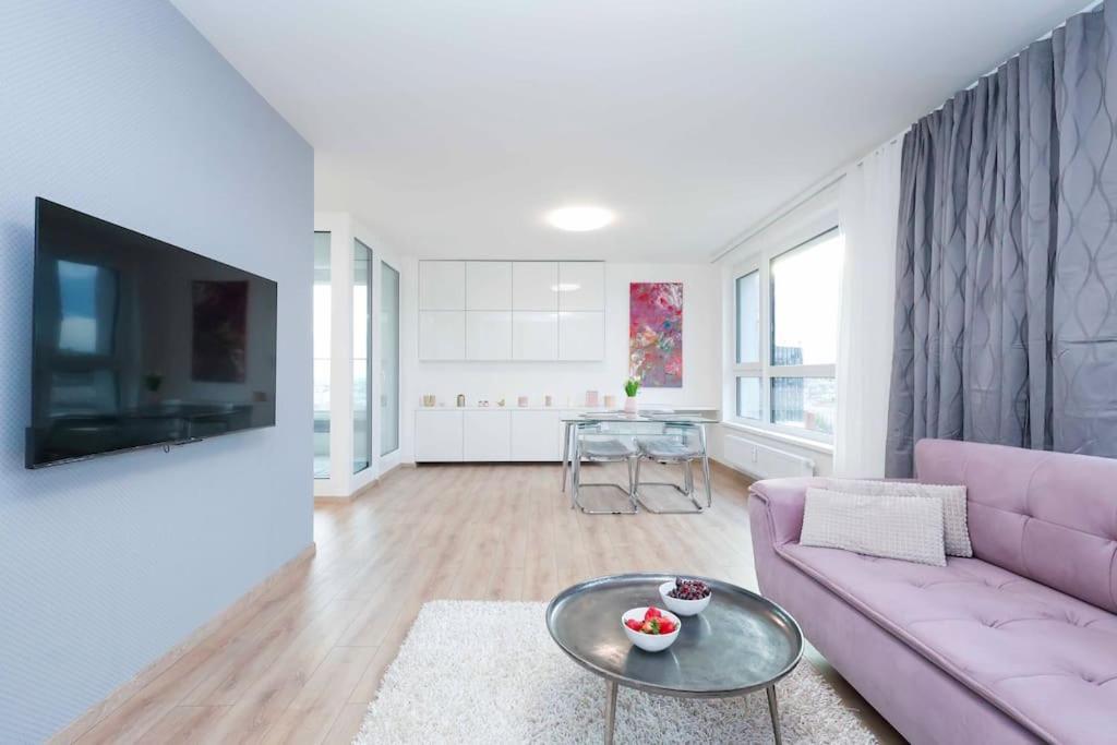 Danubius One - Spacious Apartment W Free Parking Pressburg Exterior foto