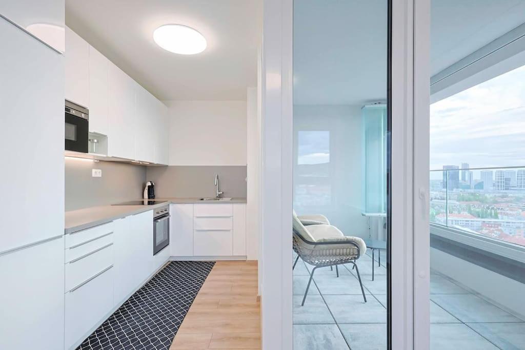Danubius One - Spacious Apartment W Free Parking Pressburg Exterior foto